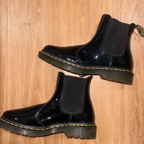 DR MARTENS PATENT LEATHER CHELSEA BOOTS - Picture 6 of 9